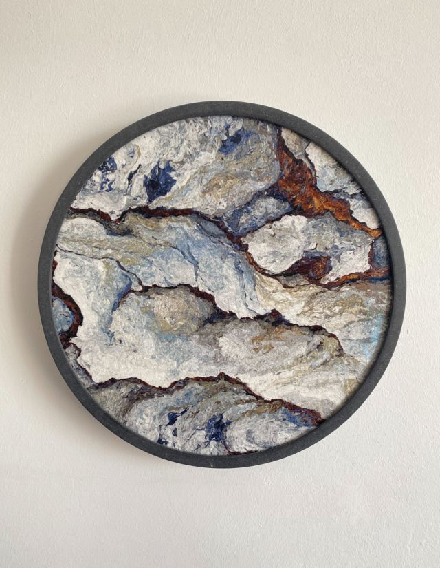 Pièce de 30cm de diamètre de la série SILICE
Fragments de fil compressés, soie et coton 

#textileart #tableau #unique #tilkostudio