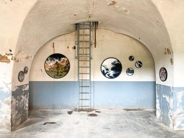 Retour en images sur l’exposition à l’Abbaye de Moyenmoutier. Merci encore à l’association artypique et la mairie de nous avoir permis d’exposer dans ce lieu réputé, aux nombreuses métamorphoses.

Les pièces étaient accrochées dans l’ancienne salle de teinture de la filature ; un bel écho à ma matière. 
Il y avait comme un dialogue entre l’usure des murs et les textures des tableaux. 

Merci aux visiteurs et aux adoptions ♡

#textileart #softart #exposition #vosges