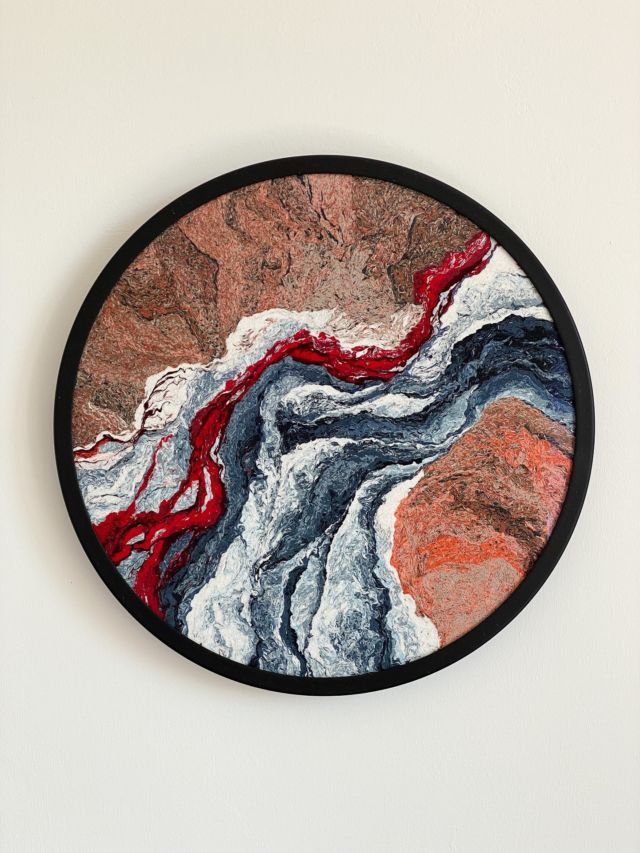 Distorsion // tableau de 40cm de diamètre
Fragments de fil de coton et de soie compressés

#arttextiles #softart #tilkostudio