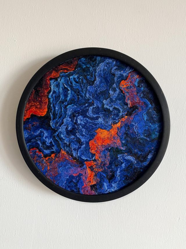 Les beaux contrastes de la série •magma• sont encore explorés à l’atelier grâce à vos commandes. Mercii ! 🌋 Celui ci est parti dans le sud.

Tableau de 20cm de diamètre composé de fragments de fil de coton et de soie compressés.

#tableau #unique #arttextile #tilkostudio