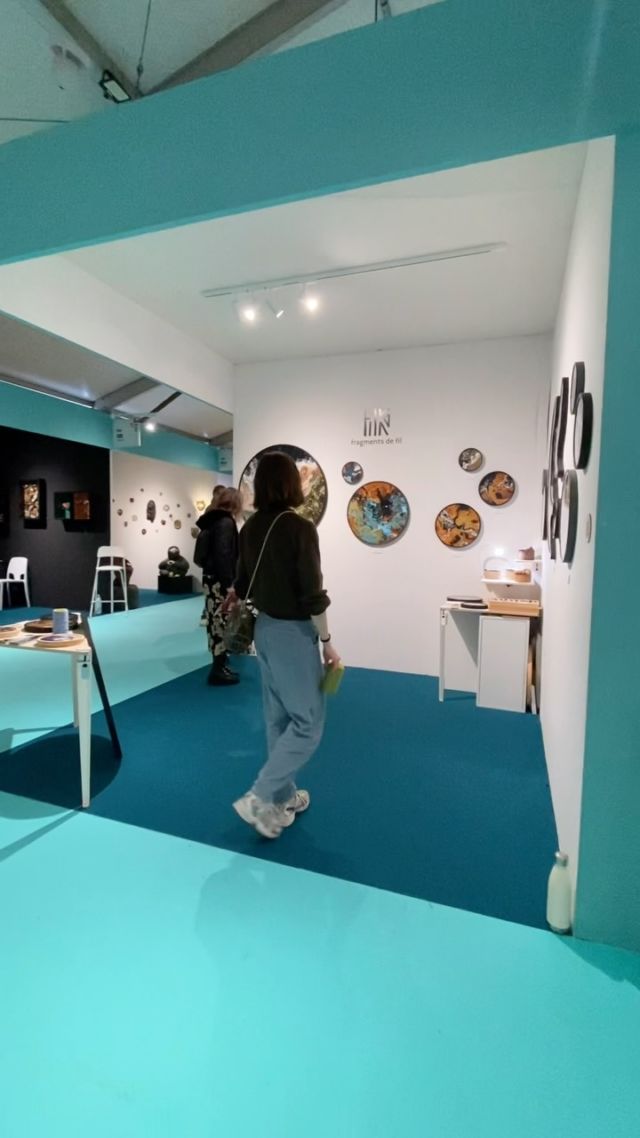 Retour en images du salon d’Antibes et du grand tableau que j’ai réalisé pour l’occasion. Je ne lui ai jamais donné de nom, ça aurait pu être jade, falaise, mousse… vous m’avez donné plein d’idées. Finalement j’ai inscrit à l’arrière une citation de Claude Monet : « Je n’ai fait que regarder ce que m’a montré l’univers »

Tableau de 98cm de diamètre composé de fragments de fil coton et soie compressés.

#unique #arttextile #salon #tilkostudio